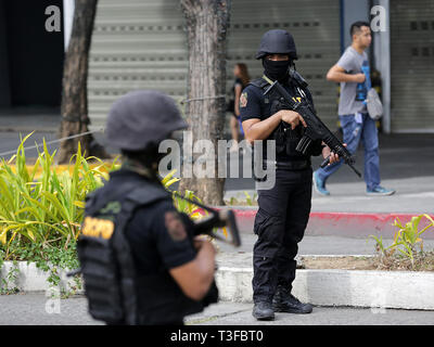 Quezon City. 9th Apr, 2019. Members of the Philippine National Police participate in a bomb drill in Quezon City, the Philippines, April. 9, 2019. The Philippine National Police (PNP) and various rescue units conducted the drill to demonstrate their capabilities in responding to a bombing situation on Tuesday. Credit: ROUELLE UMALI/Xinhua/Alamy Live News Stock Photo