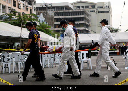 Quezon City. 9th Apr, 2019. Members of the Philippine National Police carry a mock bombing victim during a bomb drill in Quezon City, the Philippines, April. 9, 2019. The Philippine National Police (PNP) and various rescue units conducted the drill to demonstrate their capabilities in responding to a bombing situation on Tuesday. Credit: ROUELLE UMALI/Xinhua/Alamy Live News Stock Photo