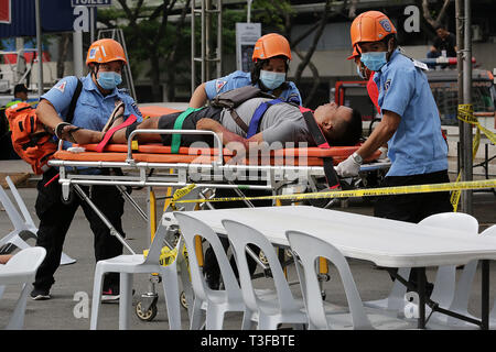 Quezon City. 9th Apr, 2019. Rescue workers carry a mock bombing victim during a bomb drill in Quezon City, the Philippines, April. 9, 2019. The Philippine National Police (PNP) and various rescue units conducted the drill to demonstrate their capabilities in responding to a bombing situation on Tuesday. Credit: ROUELLE UMALI/Xinhua/Alamy Live News Stock Photo