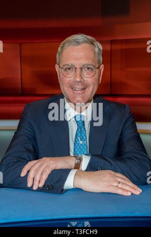 Berlin, Deutschland. 08th Apr, 2019. 08.04.2019, Norbert Rottgen, CDU, Chairman of the Selection Committee and former Federal Minister for the Environment, Nature Conservation and Nuclear Safety in the television studio at Hart but fair at the Studio Adlershof in Berlin. Portrait of the politician. | usage worldwide Credit: dpa/Alamy Live News Stock Photo
