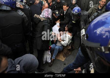 Algiers, Algeria. 09th Apr, 2019. Algerian security forces disperse protesting students during an anti-government demonstraion. The Algerian parliament declared the vacancy of the president's post and named speaker Abdelkader Bensalah to lead Algeria for a transitional period of 90 days untill the election of the successor of the resigned president Abdelaziz Bouteflika. Credit: Farouk Batiche/dpa/Alamy Live News Stock Photo