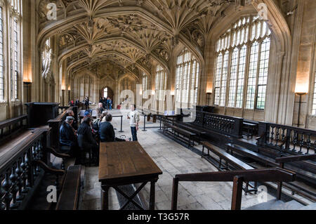 Visitors on a guided tour inside the Divinity School ( Hogwart's hospital) in the Harry Potter films at the Bodleian Library in Oxford, Britain Stock Photo