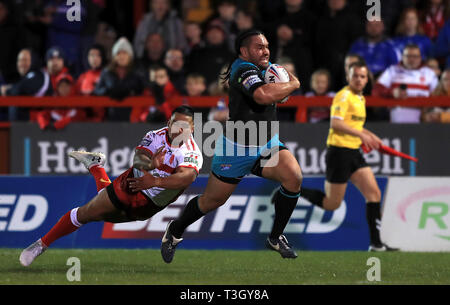 Leeds Rhinos' Konrad Hurrell (right) breaks away to score his sides first try if the game during the Betfred Super League match at Craven Park, Hull. Stock Photo