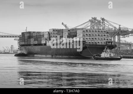 Black And White Photo Of Foss Maritime Tugboats Guiding The PASHA HAWAII, Container Ship, HORIZON RELIANCE, Into The Port Of Los Angeles, California Stock Photo