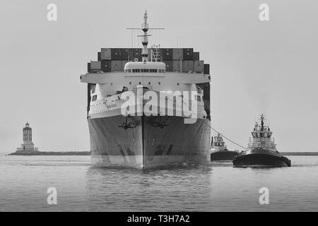 Black And White Photo Of The PASHA HAWAII, Container Ship, HORIZON RELIANCE, Enters The Los Angeles Main Channel At The Angels Gate Lighthouse Stock Photo