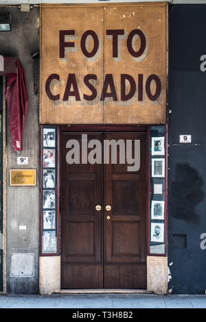 Foto Casadio - Traditional Style Photographers Shop Front in central Bologna Italy Stock Photo