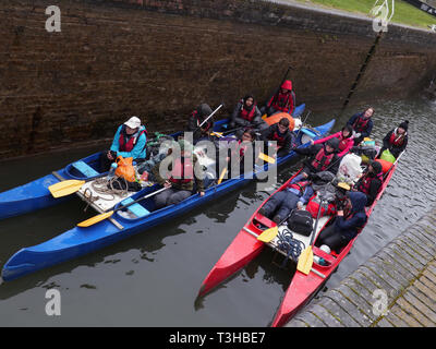 Young people in lock heading downstream near Newbury town centre, doing Duke of Edinburgh gold badge training Stock Photo