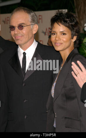 LOS ANGELES, CA. January 05, 2002: Actress HALLE BERRY with actor BILLY BOB THORNTON at the AFI Awards 2001 at the Beverly Hills Hotel.  © Paul Smith/Featureflash Stock Photo