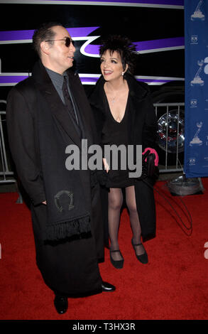 LOS ANGELES, CA. February 23, 2002: Actress/singer LIZA MINNELLI & fiancŽ DAVID GUEST at the 33rd Annual NAACP Image Awards at Universal Studios, Hollywood. © Paul Smith/Featureflash Stock Photo