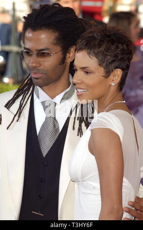 HALLE BERRY & ERIC BENET 8TH SCREEN ACTORS GUILD AWARDS ARRIVALS SHRINE