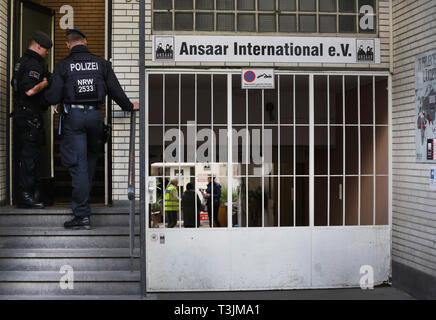 10 April 2019, North Rhine-Westphalia, Düsseldorf: Police officers are standing in front of the Ansaar International building in Düsseldorf. On Wednesday, the police will raid nine federal states against institutions of a nationwide Islamic network. Photo: Martin Gerten/dpa Stock Photo