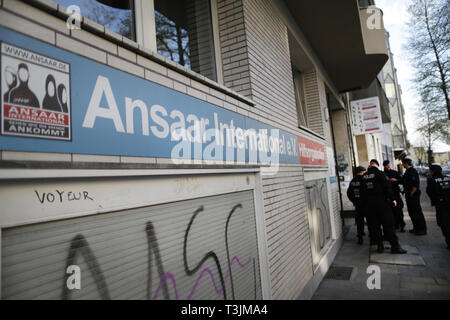 10 April 2019, North Rhine-Westphalia, Düsseldorf: Police officers are standing in front of the Ansaar International building in Düsseldorf. On Wednesday, the police will raid nine federal states against institutions of a nationwide Islamic network. Photo: Martin Gerten/dpa Stock Photo
