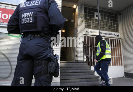 10 April 2019, North Rhine-Westphalia, Düsseldorf: A police officer enters the Ansaar International building in Düsseldorf. On Wednesday, the police will raid nine federal states against institutions of a nationwide Islamic network. Photo: Martin Gerten/dpa Stock Photo