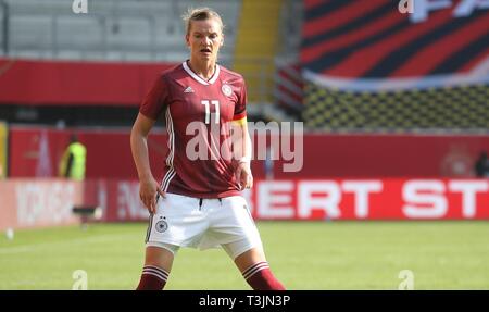 Paderborn, Deutschland. 09th Apr, 2019. firo: 09.04.2019, Football, 2018/2019, Landerrspiel Test match women ladies Germany - Japan 2: 2 gesture, Alexandra Popp | usage worldwide Credit: dpa/Alamy Live News Stock Photo