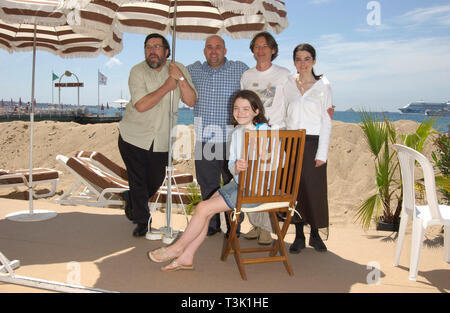 CANNES, FRANCE. May 21, 2002: Actors RICKY TOMLINSON (left), director SHANE MEADOWS, ROBERT CARLYSLE & SHIRLEY HENDERSON with FINN ATKINS (front) at the Cannes Film Festival to promote their new movie Once Upon A Time In The Midlands. © Paul Smith / Featureflash Stock Photo