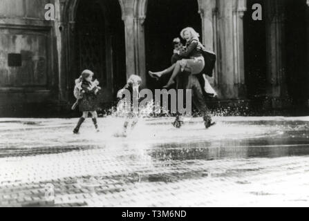 Mae Whitman, George Clooney, Michelle Pfeiffer, and Alex D. Linz in the movie One Fine Day, 1996 Stock Photo