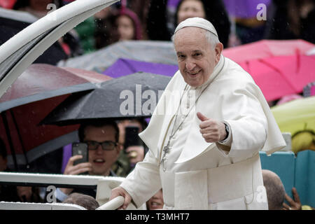 Vatican City. . 10th Apr, 2019. Pope Francis gives his thumbs up during his Weekly General Audience in St. Peter's Square in Vatican City.  Credit: Giuseppe Ciccia/Pacific Press/Alamy Live News Stock Photo