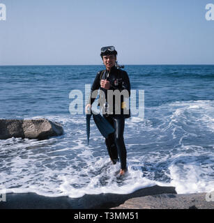 Deutscher Komponist, Sänger und Gitarrist Henner Hoier posiert im Sommerurlaub beim Tauchen ca. 1980er. German composer, singer and guitarist Henner Hoier posing in the summer vacation while diving about 1980s. Stock Photo