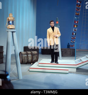 Freddy Quinn, österreichischer Schlagersänger und Schauspieler, in einer Fernsehshow, Deutschland ca. 1978. Austrian singer and actor Freddy Quinn performing on German TV, Germany ca. 1979. Stock Photo