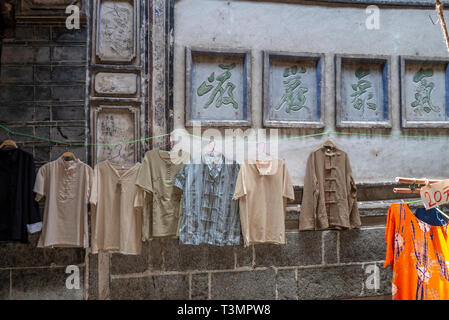 Typical Chinese batik Tie Dye processing, Zhoucheng, Yunnan, China Stock Photo