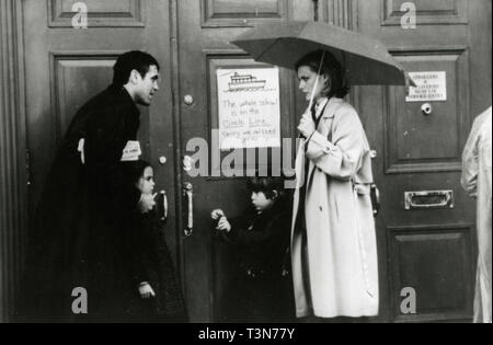 Michelle Pfeiffer, George Clooney, Mae Whitman, and Alex D. Linz in the movie One Fine Day, 1996 Stock Photo