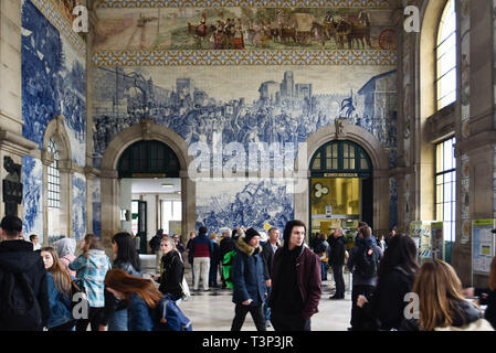 Porto, Portugal. 7th Apr, 2019. People seen walking inside Sao Bento train station. In 2018, Porto entered the list of the 100 most visited cities in the world in a ranking prepared by Euromonitor International. In 2018 it is estimated that the number of tourists reached 2.39 million. Credit: Omar Marques/SOPA Images/ZUMA Wire/Alamy Live News Stock Photo