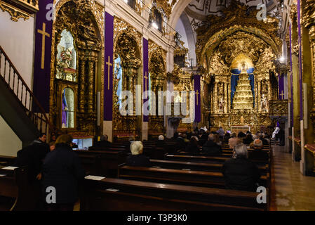 Porto, Portugal. 7th Apr, 2019. People seen praying inside Carmelitas church. In 2018, Porto entered the list of the 100 most visited cities in the world in a ranking prepared by Euromonitor International. In 2018 it is estimated that the number of tourists reached 2.39 million. Credit: Omar Marques/SOPA Images/ZUMA Wire/Alamy Live News Stock Photo