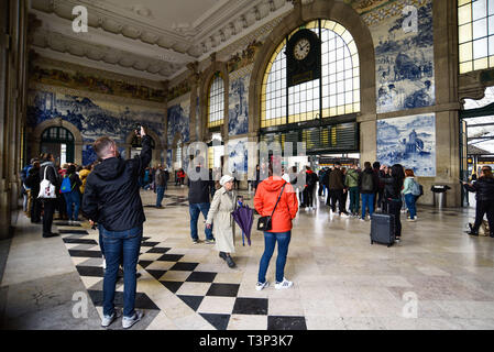 Porto, Portugal. 7th Apr, 2019. People seen walking inside Sao Bento train station. In 2018, Porto entered the list of the 100 most visited cities in the world in a ranking prepared by Euromonitor International. In 2018 it is estimated that the number of tourists reached 2.39 million. Credit: Omar Marques/SOPA Images/ZUMA Wire/Alamy Live News Stock Photo