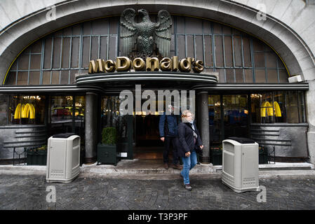 Porto, Portugal. 7th Apr, 2019. People are seen exiting Mcdonalds at Avenida dos Aliados. In 2018, Porto entered the list of the 100 most visited cities in the world in a ranking prepared by Euromonitor International. In 2018 it is estimated that the number of tourists reached 2.39 million. Credit: Omar Marques/SOPA Images/ZUMA Wire/Alamy Live News Stock Photo