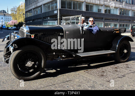 Pall Mall, London, UK. 11th Apr, 2019. Classic Bentley cars outside the Royal Automobile Club on Pall Mall. Credit: Matthew Chattle/Alamy Live News Stock Photo