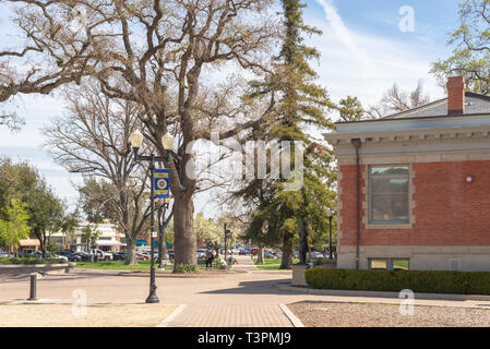 Paso Robles, EUA, CA - March 25, 2019: Downtown Paso Robles at sunset, Central California, USA. - Image Stock Photo