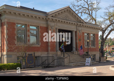 Paso Robles, EUA, CA - March 25, 2019: Downtown Paso Robles at sunset, Central California, USA. - Image Stock Photo