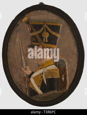 DIRECTOIRE-CONSULAT-EMPIRE 1795-1814, Plâtre ovale, peint, signé M.P Missars (?), représentant un voltigeur sous le 1er Empire. Médaillon en plâtre représentant un voltigeur d'infanterie de la Vistule, l'homme porte le schako galonné de jaune, cor de chasse sur l'avant, pompon vert à houppette verte et cerclage rouge, uniforme à collet et revers et épaulettes jaunes, cor de chasse écarlate au collet. Le soldat est équipé de son havre-sac et armé de son fusil. Hauteur 23 cm, largeur 19 cm. Bon état général, Artist's Copyright has not to be cleared Stock Photo