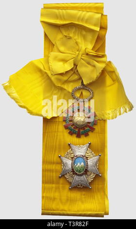 Ordre National du Mérite, créé en 1921, ensemble de grand croix, plaque en argent, bijou et écharpe, Additional-Rights-Clearance-Info-Not-Available Stock Photo