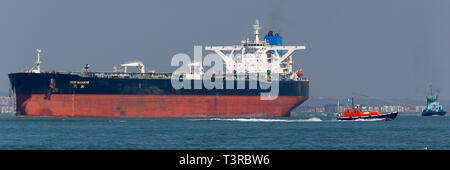 New Wisdom,registered,Chemical,Southampton,services,port,towing,Tanker,Oil,Refinery,Fawley,The Solent,fossil,global,change,warming,tow,assistance,Tug, Stock Photo