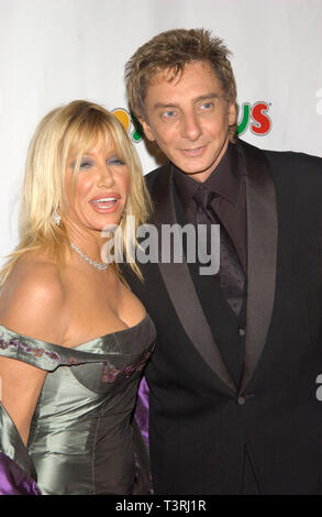 LOS ANGELES, CA. October 15, 2002: Singer BARRY MANILOW & actress SUZANNE SOMERS at the 15th Carousel of Hope Ball at the Beverly Hilton Hotel, Beverly Hills. © Paul Smith / Featureflash Stock Photo
