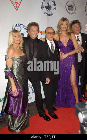 LOS ANGELES, CA. October 15, 2002: Actress SUZANNE SOMERS (left), singer BARRY MANILOW, JRecords boss CLIVE DAVIS, model PENNY LANCASTER & pop star ROD STEWART at the 15th Carousel of Hope Ball at the Beverly Hilton Hotel, Beverly Hills. © Paul Smith / Featureflash Stock Photo