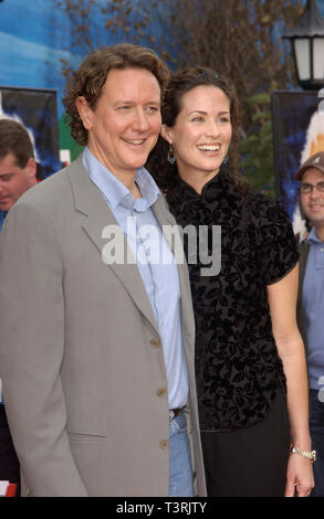 THE SANTA CLAUSE 2 (2002) JUDGE REINHOLD SACL 001 159 Stock Photo - Alamy