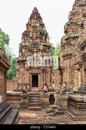 Pancharam towers with guardian figures in Banteay Srei temple, Angkor Archaeological Park, Siem Reap, Cambodia Stock Photo