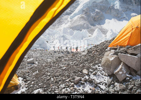 Hikers on snowy mountain, Everest, Khumbu region, Nepal Stock Photo