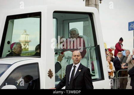 Pope Benedict XVI, flanked by his security team crossing Lambeth Bridge in the pope mobile. London. 17.09.2010 Stock Photo
