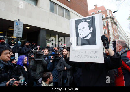 Protester supporting Assange outside of Westminster Magistrates Court. London. 07.12.2010. Stock Photo