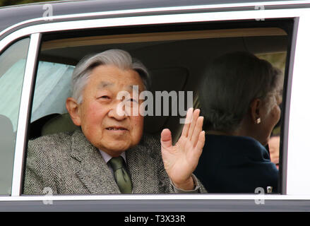 Yokohama, Japan. 12th Apr, 2019. Japanese Emperor Akihito, accompanied by Empress Michiko visits the Kodomonokuni park which was constructed to celebrate the royal marriage of Crown Prince Akihito and Crown Princess Michiko in 1959 in Yokohama, suburban Tokyo on Friday, April 12, 2019. Emperor Akihito will abdicate on April 30 while Crown Prince Naruhito will ascend the throne on May 1. Credit: Yoshio Tsunoda/AFLO/Alamy Live News Stock Photo