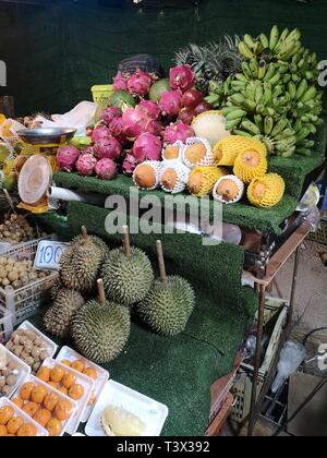 05 March 2019, Thailand, Karon Beach: Various fruits at a stand at the temple marrow in Karon Beach. The temple market of several days always takes place around the Buddhist holiday Magha Puja. On this day the Enlightened One is said to have delivered an important first sermon. The night market is popular with tourists and Thais. Beside souvenirs and fake goods there are many stalls with Thai food specialities. The temple market is located in the area of a temple in Karon. A smaller version of the market takes place at the same place the whole year as a weekly market. Photo: Alexandra Schuler/ Stock Photo