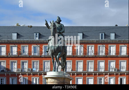 Statue of King Philip III in front of the casa de la panaderia, Plaza Mayor, Madrid, Spain Stock Photo