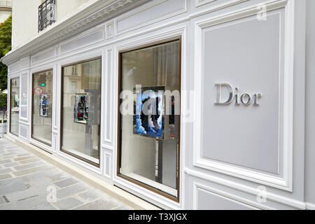 Paris, France, Woman Window Shopping, Shop WIndows, Luxury Fashion Shops, Louis  Vuitton building, LVMH Avenue Montaigne Stock Photo - Alamy