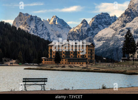 A tranquil view at sunrise of the Lake of Misurina, a lake in the Dolomiti d'Ampezzo, not far from the town of Cortina, with the majestic rocky walls  Stock Photo