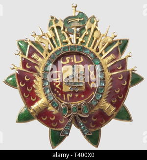 Ordre du Nishan al-Ahad al-Aman et el Mourrassa, (Ordre du Pacte Fondamental). Ensemble de grand croix, de la période de 'Ali Pacha Bey' 1882-1902, plaque en or, diamètre 75mm (2 petits éclats au vert), bijou, diamètre 80mm. Les deux pièces sont ornées d'émeraudes, et de brillants (manque une pierre sur le monogramme de la plaque), poincon au dos, écharpe, dans son superbe coffret de velours rouge. Institué le 16 Janvier 1860 par le Bey Mohamed Es Sadok en l'honneur du Pacte de 1857, pour honorer les très hautes personnalités de l'Etat Tunisien e, Additional-Rights-Clearance-Info-Not-Available Stock Photo