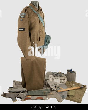 ARMEES ALLIEES 1939-1945, Soldat/officier Royal Air Force, Blouson BD daté 44, pantalon assorti belge, chemise et cravate flanelle kaki, ceinturon, paire de pouches (42), paires de bretelles X- (2 paires) et L-Straps (41-42), porte-baio web, outil individuel daté 42 (manche 44) dans étui après-guerre, paire de guêtrons (cuirs de renfort noirs et fauves) et havresac web, bidon émaillé bleu avec étui, masque à gaz dans son sac (respectivement datés 43 et 41, non illustrés), paire d'aiguillettes web (42?), paire de bretelles élastiques de pantalon, , Additional-Rights-Clearance-Info-Not-Available Stock Photo