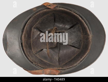 PREMIERE GUERRE MONDIALE, Casque d'acier modèle 1915 'Adrian', peint en bleu, avec attribut découpé de l'infanterie métropolitaine, coiffe en peau - lacet - en plusieurs parties (2ème type), garnie sur le tour de tête d'un bandeau de drap BH usagé, jugulaire en cuir fin et plaque en laiton estampé (vierge) 'Soldat de la Grande Guerre 1914-1918', rivetée sur la visière (petit choc), Additional-Rights-Clearance-Info-Not-Available Stock Photo